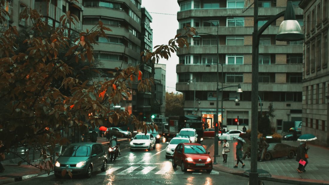 Tráfico en centro de Ourense calle Concello con Parque de San Lázaro en día de lluvia y mal tiempo