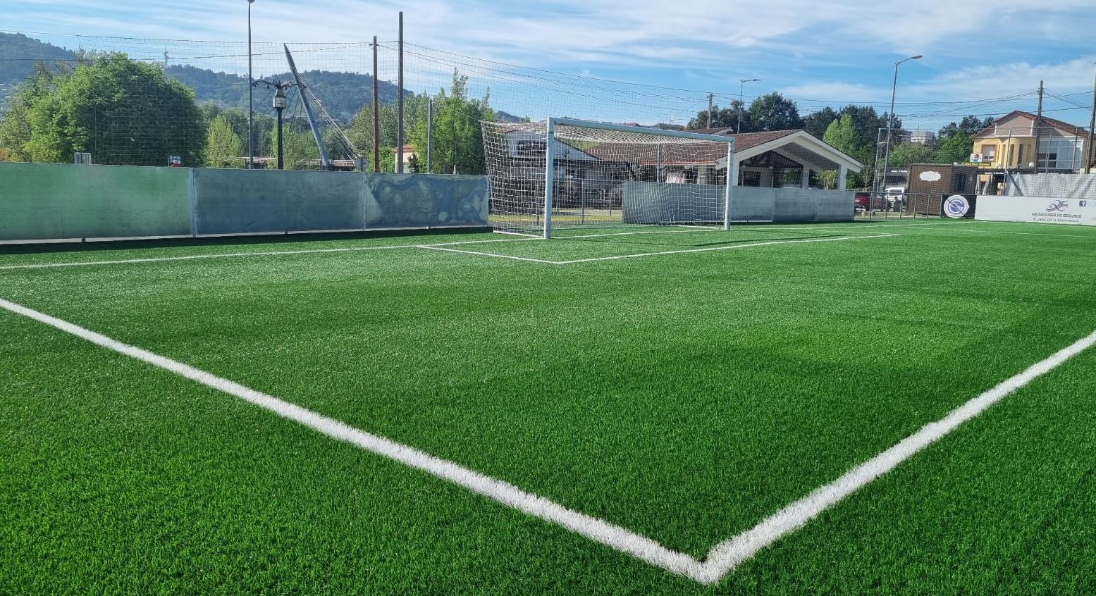 el-campo-de-f-tbol-8-en-oira-estrena-c-sped-artificial-de-ltima
