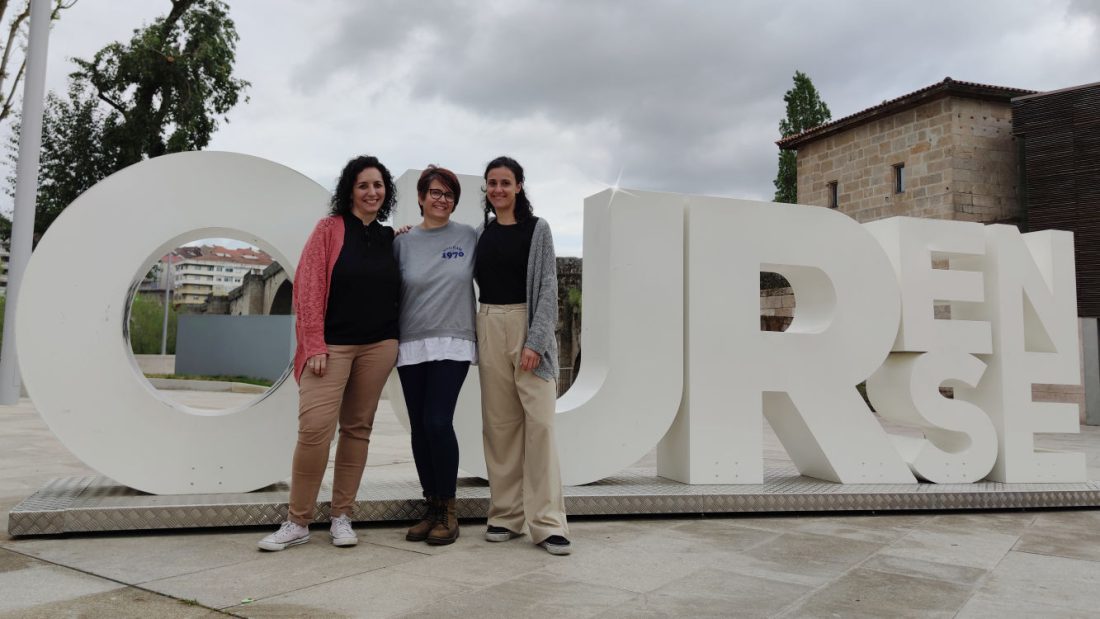 Foto de Monse Álvarez con Cira Sánchez y Victoria y Montse López