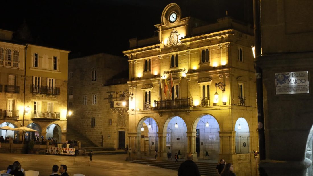 Concello de Ourense por la noche y plaza mayor