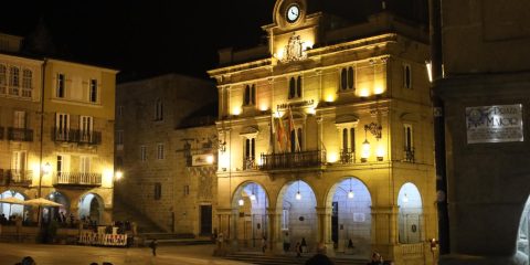 Concello de Ourense por la noche y plaza mayor