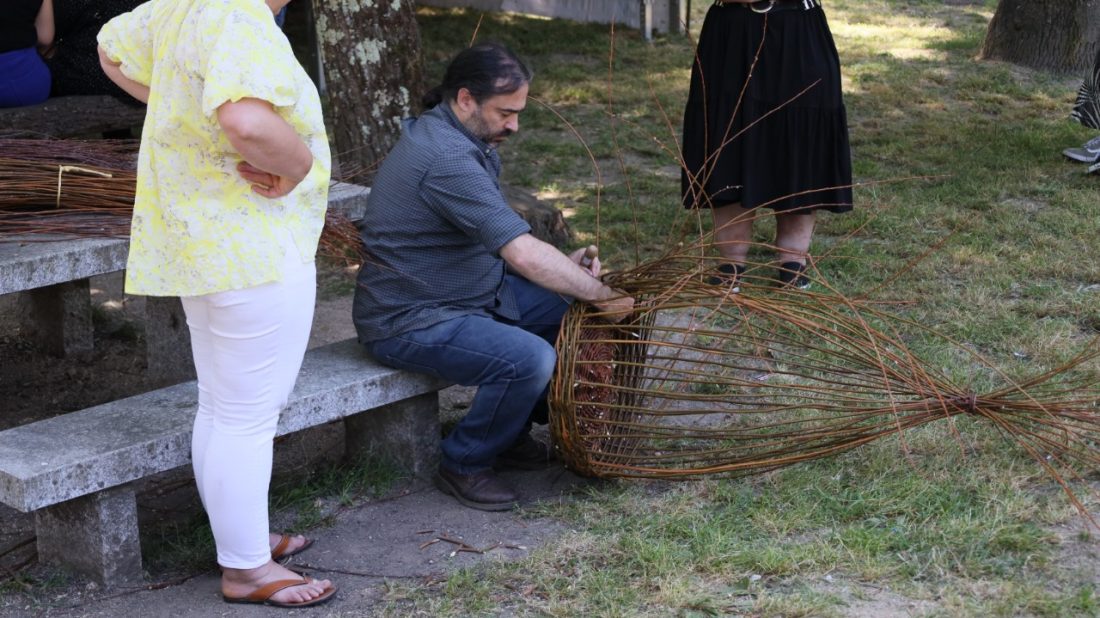 Artesano haciendo cestos