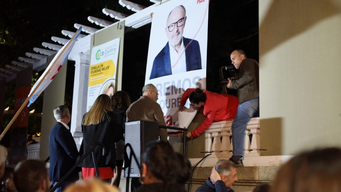 Francisco Rodríguez en pegada de carteles