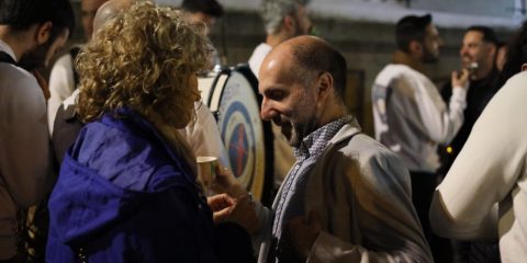 Gonzalo Pérez Jácome atendiendo a una seguidora
