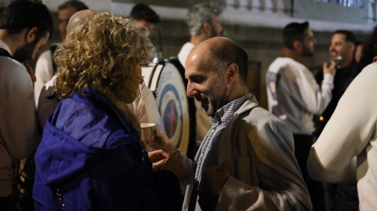 Gonzalo Pérez Jácome atendiendo a una seguidora