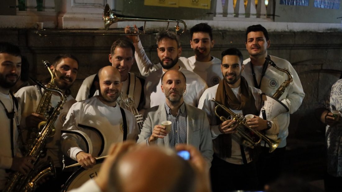 Gonzalo Pérez Jácome con una charanga