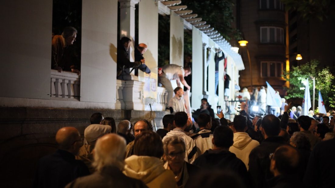 Jácome en la pegada de carteles