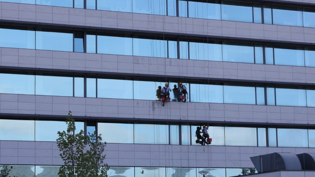 Limpieza de cristales en el CHUO trabajo