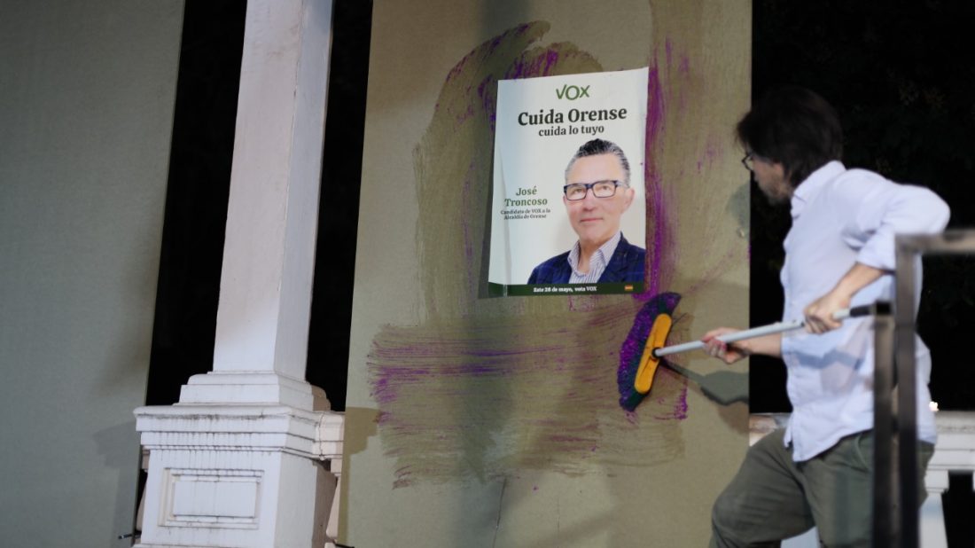 Pegada de carteles VOX Ourense