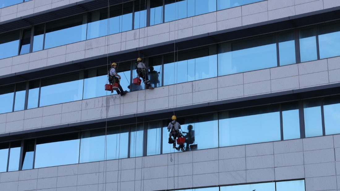 Trabajando Limpiado cristales del CHUO