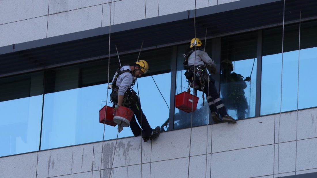 Trabajo limpiando cristales en CHUO