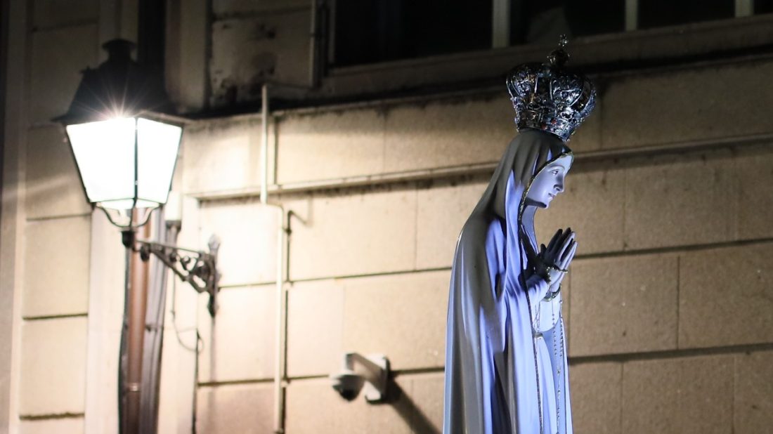 Virgen de Fátima iluminada