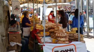 Rosquillas, pan y mucha gente en el San Lázaro