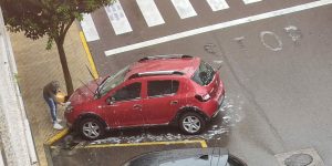 Lavando el coche con el agua de la lluvia