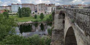 Puente Romano con Río MIño y barrio de A Ponte