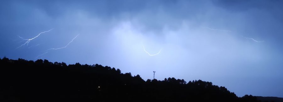 Tormenta en Ourense con truenos relámpagos lluvia y temporal tiempo
