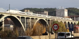 Tren AVE a su paso por Ourense