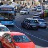 Autobús a Valenzá con tráfico coches
