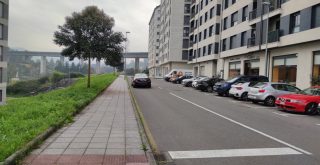 Coche mal aparcado en A Valenzá