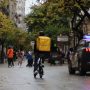 Policía y repartidor de Glovo en el Paseo