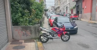 Moto mal aparcada