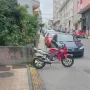 Moto mal aparcada