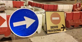 Señales de tráfico de calle cortada con desvío provisional por obras