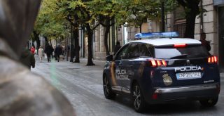 Policía Nacional por la calle del Paseo
