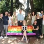 Banco con la bandera LGTBIQ