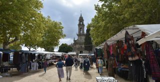 Plaza A Barreira e Iglesia de San Benito en Feria de Allariz