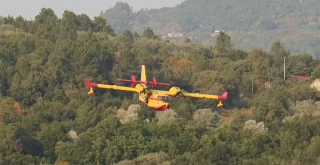 Avión apagando un incendio