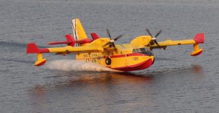 Avión en Ourense apagando incendios