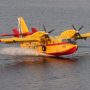 Avión en Ourense apagando incendios