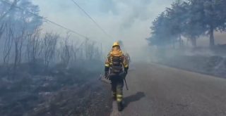Bomberos en un incendio por BrifLaza