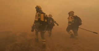 Bomberos apagando un incendio BrifLaza