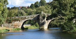 Puente de Vilanova en Allariz con río Arnoia