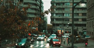 Tráfico en centro de Ourense calle Concello con Parque de San Lázaro en día de lluvia y mal tiempo