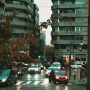 Tráfico en centro de Ourense calle Concello con Parque de San Lázaro en día de lluvia y mal tiempo