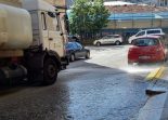 Camión limpieza con agua en una calle del Couto