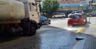 Camión limpieza con agua en una calle del Couto