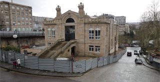 Fachada de la Plaza de Abastos en obras