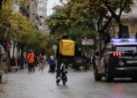 Policía y repartidor de Glovo en el Paseo