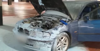 Incendio en un coche en Carrefour