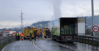 Camión ardiendo en la N525