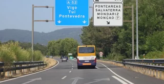 Autovía A52 y autocar Monbus en dirección a Vigo