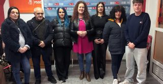 Victoria Morenza en el centro de la imagen