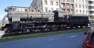 Locomotora de Vapor de A Ponte en frente a la estación de tren