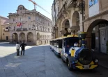 Tren turístico en la Plaza Mayor y Concello de Ourense