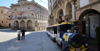 Tren turístico en la Plaza Mayor y Concello de Ourense