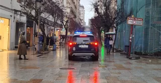 Coche de la Policía Nacional en el Paseo